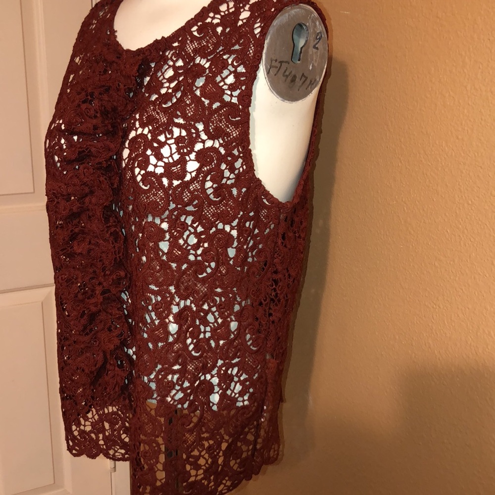 Romeo and Juliet Couture,Sleeveless lace top, size large